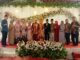 Pengantin besama orang tua dan tamu undangan.
