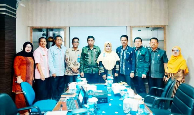 Pimpinan Balai Bahasa Sumbar foto bersama dengan Wali Kota Sawahlunto dan Pimpinan OPD.