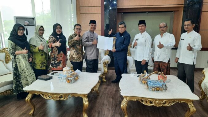 Sekdako Bukittinggi menerimaSK penetapan Kelurahan Kubu Gulai Bancah Kecamatan MKS sebagai Kelurahan berprestasi tingkat Propinsi Sumbar dari Kadinas PMD Sumbar.