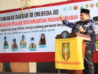 Bupati Suhatri Bur Dt. Putiah, SE, MM menyampaikan pengarahan pada pembukaan Musda III IPM Padang Pariaman di MTs Muhammadiyah Lubuak Aluang.