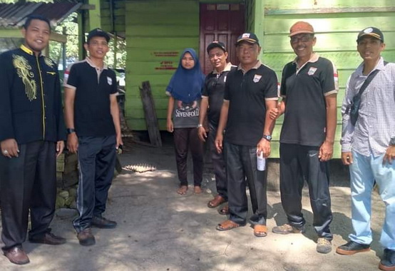 Tim pemasangan label di rumah penerima PKH.