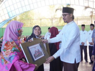 Wako Bukittinggi Erman Safar menyerahkan insentif triwulan II untuk guru Non PNS secara simbolis di Gor Bermawi Gulai Bancah..