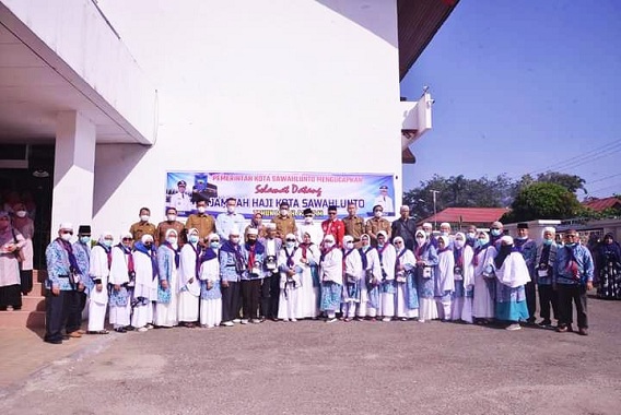 Wali Kota Sawahlunto foto bersama 30 Jemaah Haji.