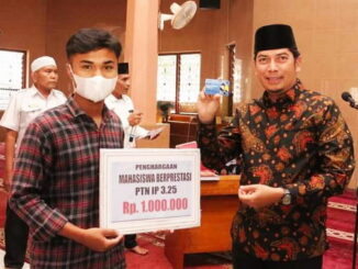 Wali Kota Sawahlunto menyerahkan Kartu Sawahlunto Pintar.