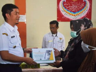 Wali Kota Sawahlunto menyerahkan kembali zakat secara simbolis.