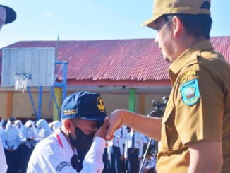 Wali Kota Sawahlunto serahkan bantuan seragam gratis.