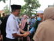 Wawako menyalami jemaah haji yang baru sampai di plataran parkir Kubugadang Payakumbuh.