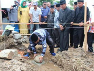 Bupati Padang Pariaman Suhatri Bur Dt. Putiah meletakkan batu pertama pembangunan Kantor Wali Nagari Kapalo Hilalang Kecamatan 2 x 11 Kayutanam.