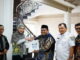 Bupati Padang Pariaman Suhatri Bur menyampikan rencana pembangunan infrastruktur terutama jalan jalur dua ruas Lubuk Alung- Sicincin kepada Anggota Komisi V DPR RI Athari Gauthi.