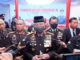 Kapolda Sumbar Irjen Pol Teddy Minahasa.P saat diwawancarai oleh wartawan.