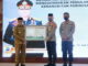 Bupati Tanah Datar Eka Putra Menyerahkan penghargaan kepada Kopolda Sumbar Irjen Pol Teddy Minahasa Putra.