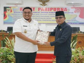 Wakil Bupati tanah Datar Richi Arpian menyerahkan Jawaban dan Tanggapan Pemda Ke Pimpinan Sidang Wakil Ketua DPRD Anton Yondra.