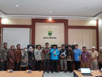 Usai kunjungan Bupati Padang Pariaman Suhatri Bur berfoto bersama Tim AKPSH dari Kementerian PPN/Bappenas RI.