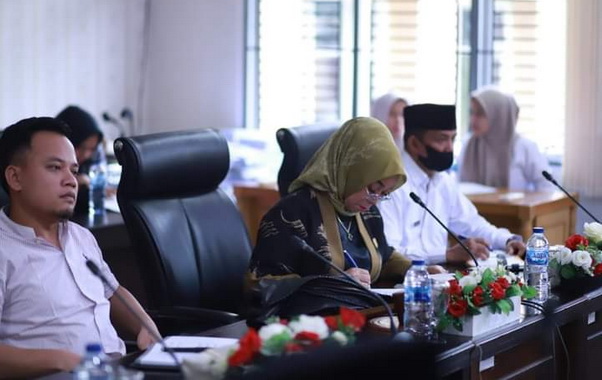 Anggota DPRD Kota Solok saat malaksanakan rapat.