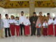 Bupati Suhatri Bur berfoto bersama perwakilan siswa, Kadisdik Anwar dan pengurus Baznas Padang Pariaman.