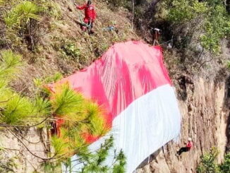 Bendera Merah Putih di Geopark Bukik Sulah Desa Tumpuak Tangah Kecamatan Talawi.
