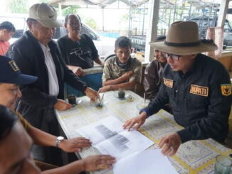 Bupati Eka Putra saat meninjau slah satu proyek pembangunan.
