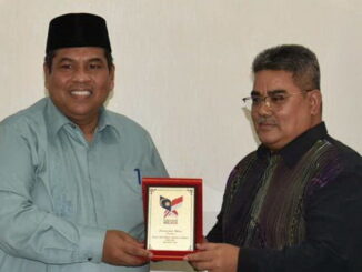 Bupati Padang Pariaman Suhatri Bur menerima cinderamata dari CE Malindo Datuk Sri Zainal Abidin.