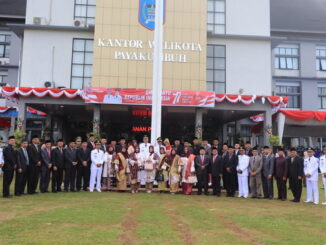 Foto bersama usai upacara bendera.