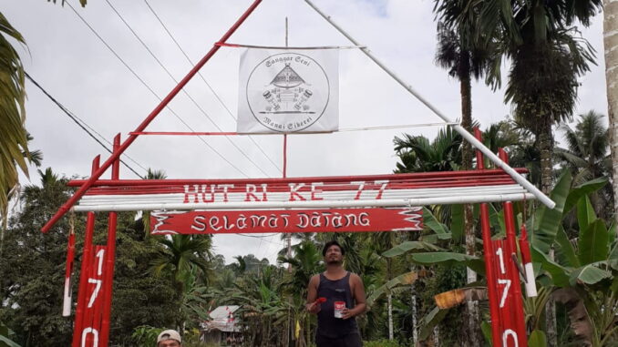 Gapura yang dibangun Sanggar Seni Manai Sikerei.