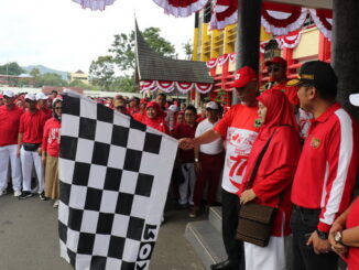Gubernur Mahyeldi melepas ratusan peserta jalan sehat peringatan HUT RI ke-77 tingkat Provinsi Sumatera Barat.