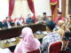 Gubernur Mahyeldi saat menerima guru serta siswa penerima beasiswa yang akan berangkat ke luar negeri.