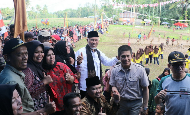 Gubernur Mahyeldi saat menghadiri Pesta Rakyat di Jorong Kapalo Koto, Nagari Padang .