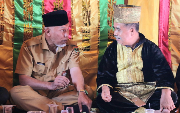 Gubernur Mahyeldi saat menghadiri tradisi Bakau Adat di Jambu Lipo.