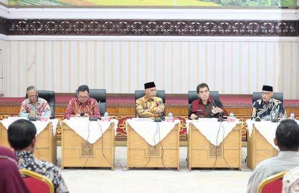 Gubernur Mahyeldi saat mengikuti rapat.