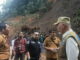 Gubernur Mahyeldi saat meninjau jalan di Sitinjau Lauik.