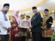 Gubernur Mahyeldi saat menyerahkan penghargaan.