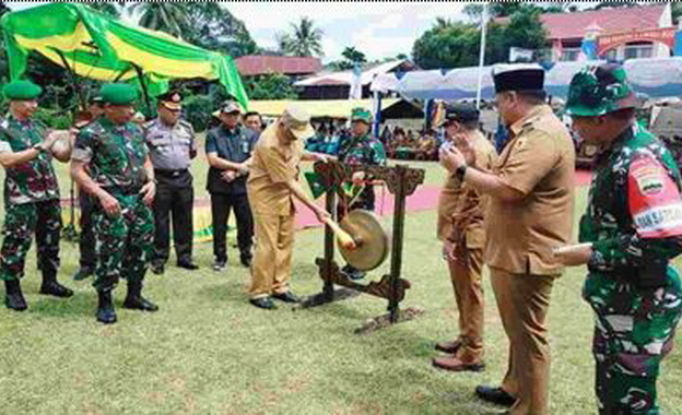Gebernur Sumbar Mahyeldi Ansharullah memukul gong tanda peresmian TMMD ke 114.
