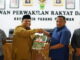 Bupati Padang Pariaman Suhatri Bur yang didampingi Ketua DPRD Arwinsyah menyerahkan bantuan alat tangkap ikan kepada nelayan Kecamatan Sungai Limau.