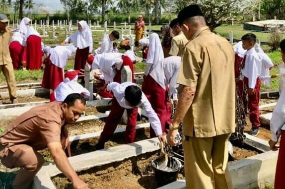 Keluarga besar SDN 04 Batubatang Kecamatan Harau goro membersihkan TMP Kesumabangsa Payakumbuh.