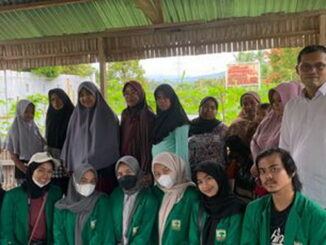 Mahasiswa KKN Unand bersama petani kota Solok.