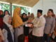 Bupati Padang Pariaman Suhatri Bur menyerahkan secara simbolis dana PKH tahap III periode Juli-September 2022 di Kantor Camat VII Koto Sungai Sariak.