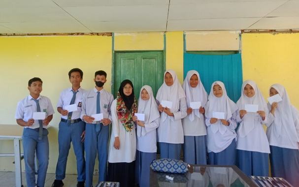 Para penerima bantuan dari alumni PSA Sulit Air.