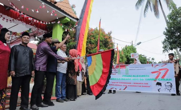 Pelepasan peserta pawai alegoris di kota Solok.