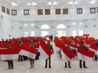 Pemko Bukittinggi bagikan 1077 bendera merah outih kepada masarakat.