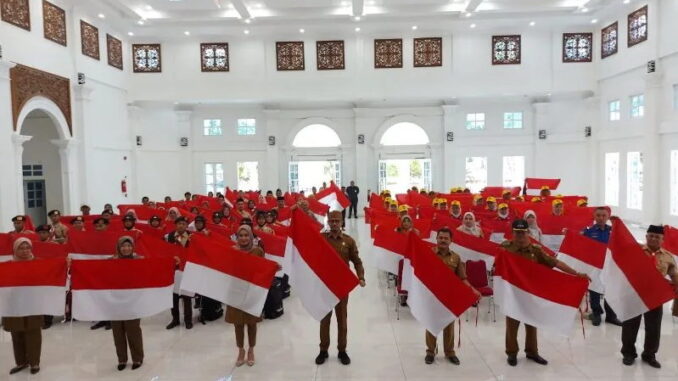 Pemko Bukittinggi bagikan 1077 bendera merah outih kepada masarakat.