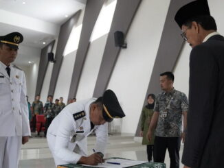 Penandatanganan berita acara Sertijab.Camat Gunuang Omeh disajsikan Bupati.