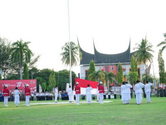 Penurunan bendera merah putih di gubernuran Sumbar.