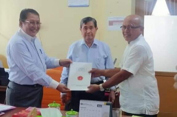 Penyerahan Laporan Keuangan UMMY dengan opini WTP (Wajar Tanpa Pengecualian) kepada pembina yayasan.