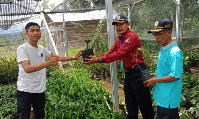 Penyerahan bibit oleh HORSA.