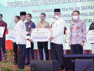 Penyerahan dana bagi hasil pajak Provinsi Sumatera Barat.