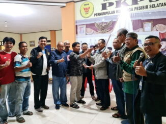 Penyerahan hadiah kepada pemenang Lomba Domino di Sekreatriat DPW PKPS Sumbar.