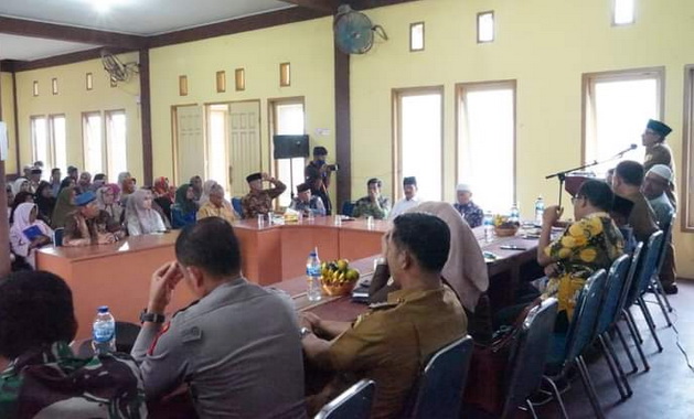 Penyerahan secara simbolis nilai penggantian tanah ruas jalan.