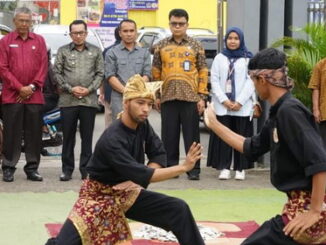 Peragaan pencak silat oleh siswa SMAN 1 Batusangkar.