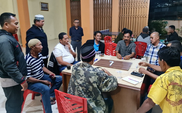 Pertandingan domino di sekretariat DPW PKPS Sumbar.