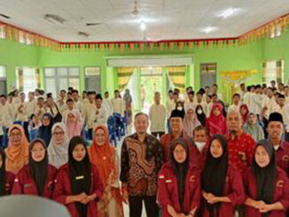 Rahmat Saleh foto bareng dengan siswa SMKN 2 Batusangkar.